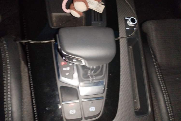 Used Audi Q5L Sportback 2022 40 TFSI Luxury Model Gear Lever