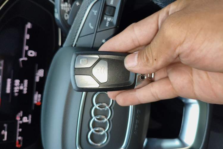 Used Audi Q5L Sportback 2022 45 TFSI Luxury Model Vehicle Key
