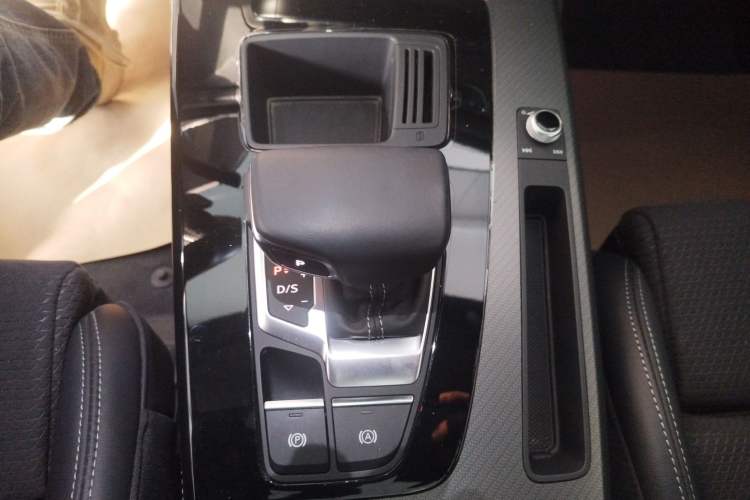 Used Audi Q5L Sportback 2023 40 TFSI Luxury Model Gear Lever