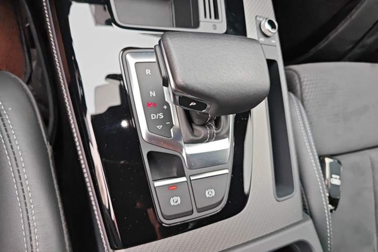 Used Audi Q5L Sportback 2023 40 TFSI Luxury Model Gear Lever