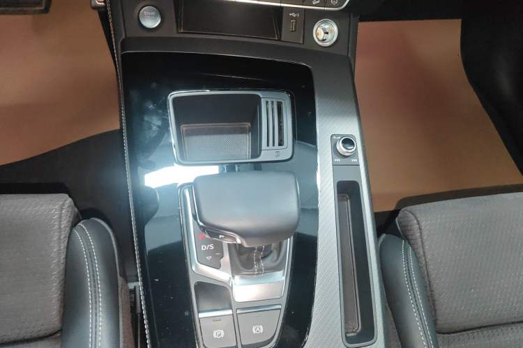 Used Audi Q5L Sportback 2023 40 TFSI Luxury Model Gear Lever