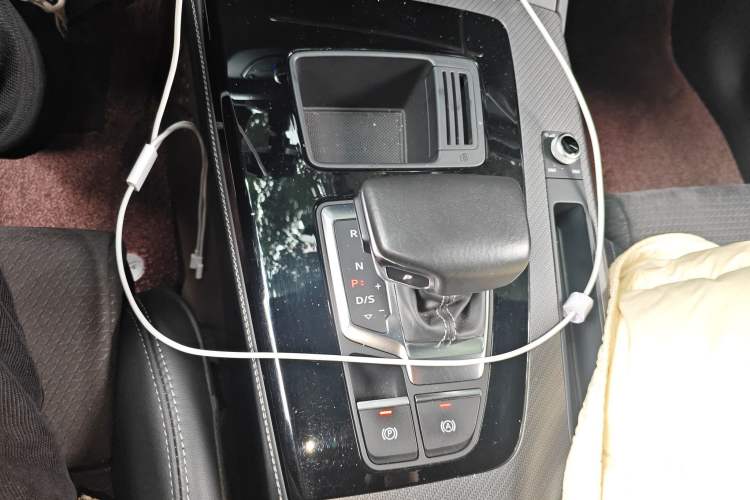 Used Audi Q5L Sportback 2023 40 TFSI Luxury Model Gear Lever