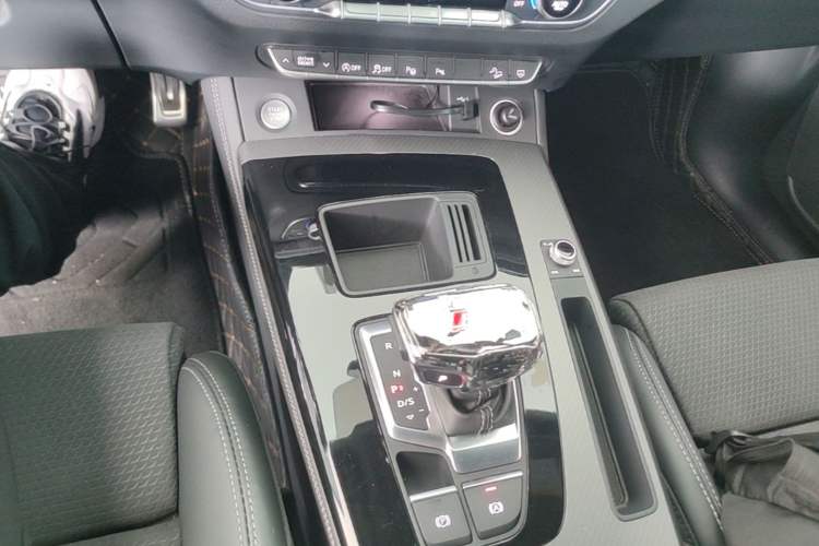 Used Audi Q5L Sportback 2023 40 TFSI Luxury Model Gear Lever