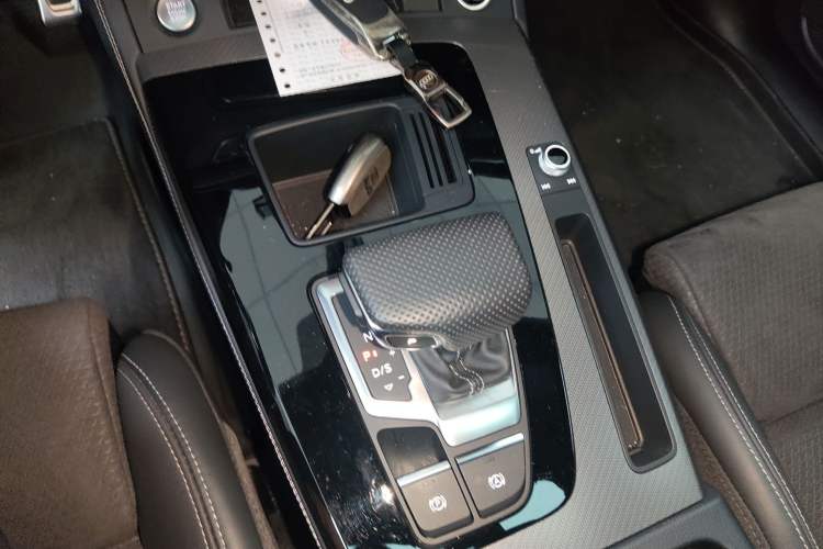 Used Audi Q5L Sportback 2024 40 TFSI Luxury Edition Gear Lever