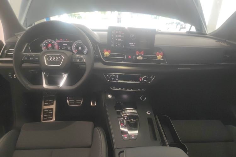 Used Audi Q5L Sportback 2025 quattro 45th Anniversary Edition 40 TFSI Luxury Model Center Console