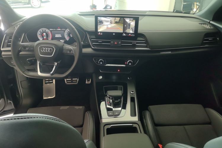 Used Audi Q5L Sportback 2025 quattro 45th Anniversary Edition 40 TFSI Luxury Model Center Console