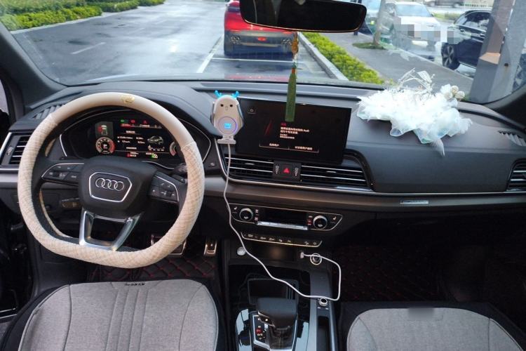 Used Audi Q5L Sportback 2025 quattro 45th Anniversary Edition 40 TFSI Luxury Model Center Console
