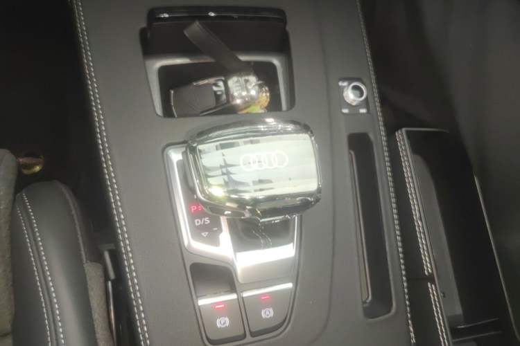 Used Audi Q5L Sportback 2025 quattro 45th Anniversary Edition 40 TFSI Luxury Model Gear Lever