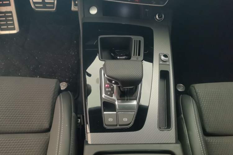 Used Audi Q5L Sportback 2025 quattro 45th Anniversary Edition 40 TFSI Luxury Model Gear Lever