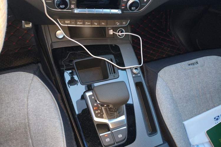 Used Audi Q5L Sportback 2025 quattro 45th Anniversary Edition 40 TFSI Luxury Model Gear Lever