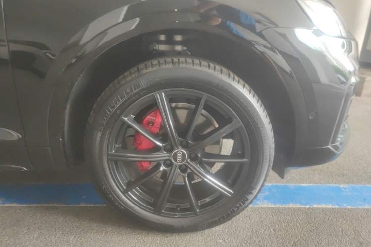 Used Audi Q5L Sportback 2025 quattro 45th Anniversary Edition 40 TFSI Luxury Model Right Front Wheel Hub