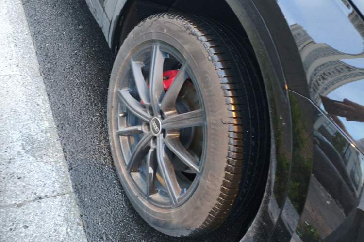 Used Audi Q5L Sportback 2025 quattro 45th Anniversary Edition 40 TFSI Luxury Model Right Front Wheel Hub