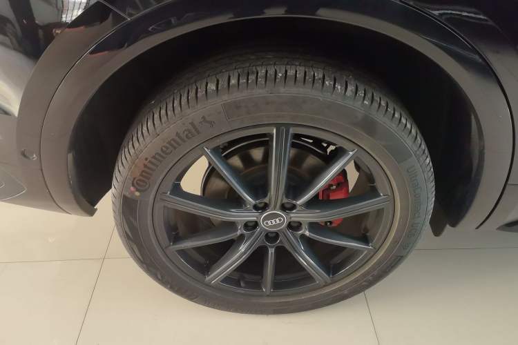 Used Audi Q5L Sportback 2025 quattro 45th Anniversary Edition 40 TFSI Luxury Model Right Rear Wheel Hub