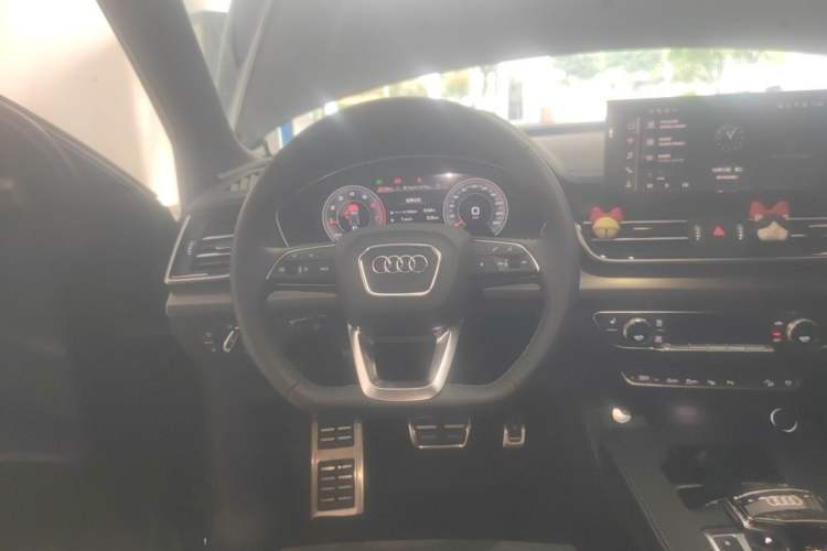 Used Audi Q5L Sportback 2025 quattro 45th Anniversary Edition 40 TFSI Luxury Model Steering Wheel
