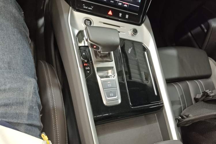 Used Audi Q6 2023 40 TFSI quattro Guanyun Edition Light Yulin Package Gear Lever