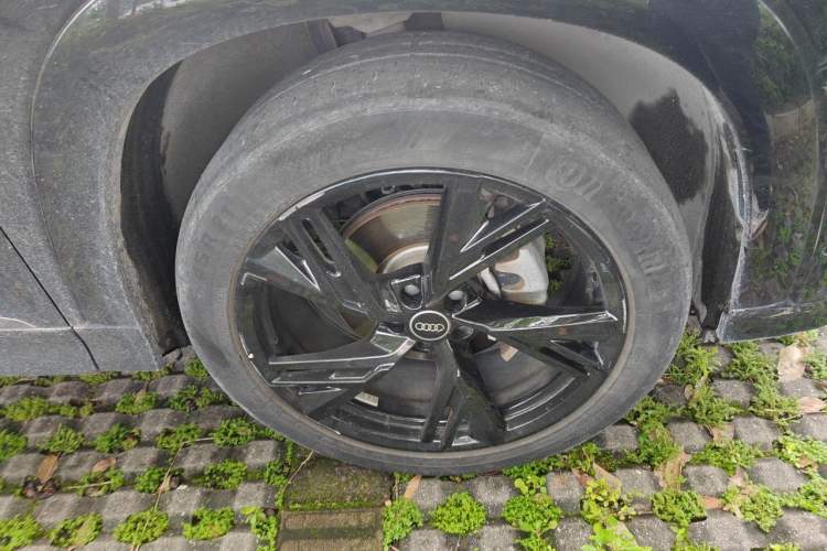 Used Audi Q6 2023 45 TFSI quattro Black Warrior Edition Right Front Wheel Hub
