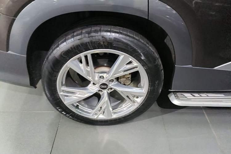 Used Audi Q6 2023 50 TFSI quattro Shadow Warrior Edition Right Rear Wheel Hub