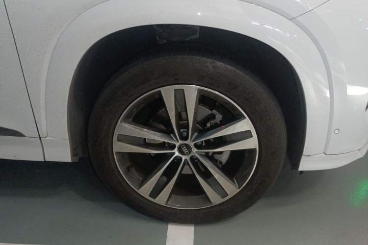 Used Audi Q6 2023 45 TFSI quattro Qiyun Edition Flying Rider Package Right Front Wheel Hub