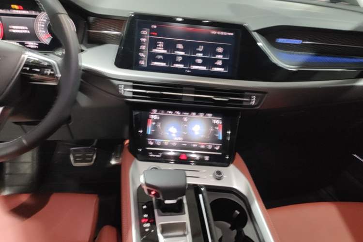 Used Audi Q6 2024 45 TFSI quattro Black Warrior Edition 6 Seats Audio And AC Panel