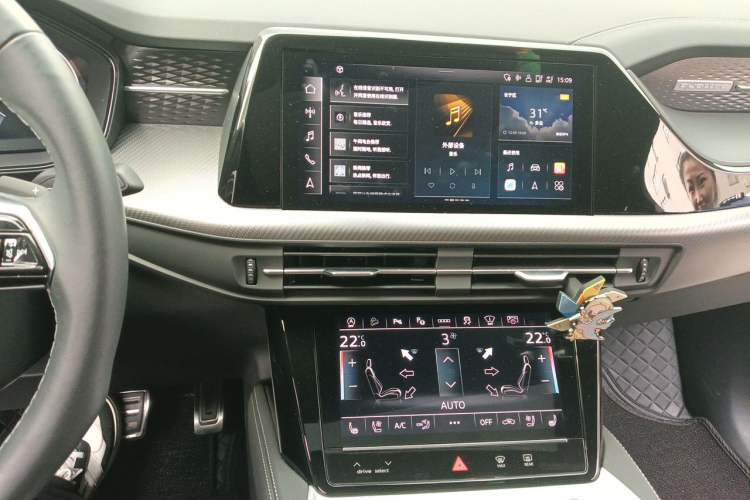 Used Audi Q6 2024 50 TFSI quattro Black Warrior Edition 6-seater Audio And AC Panel