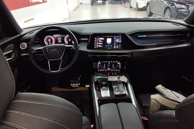 Used Audi Q6 2024 50 TFSI quattro Black Warrior Edition 6-seater Center Console