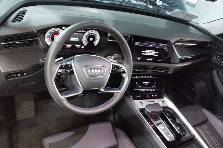 Used Audi Q6 2024 40 TFSI quattro Guanyun Edition Yulin Package 7 Seats Center Console