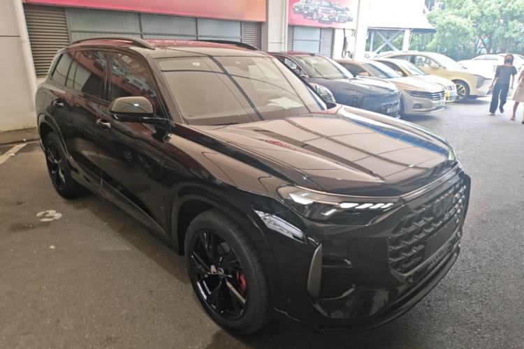 Used Audi Q6 2024 50 TFSI quattro Black Warrior Edition 6-seater Front Right 45 Deg