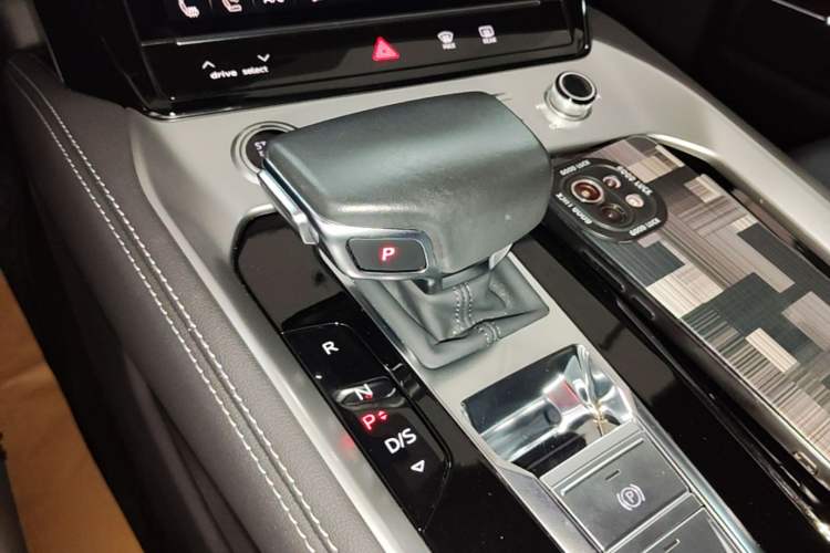 Used Audi Q6 2024 50 TFSI quattro Black Warrior Edition 6-seater Gear Lever