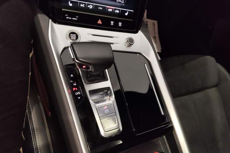 Used Audi Q6 2024 45 TFSI quattro Qiyun Edition Flying Rider Package 7-seater Gear Lever