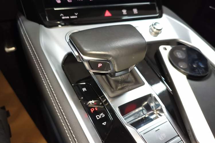 Used Audi Q6 2024 50 TFSI quattro Black Warrior Edition 6-seater Gear Lever
