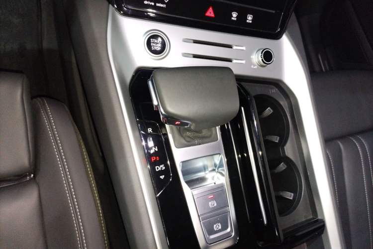 Used Audi Q6 2024 40 TFSI quattro Guanyun Edition Yulin Package 7 Seats Gear Lever
