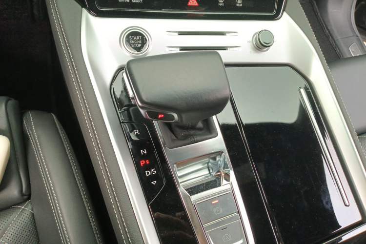 Used Audi Q6 2024 50 TFSI quattro Black Warrior Edition 6-seater Gear Lever