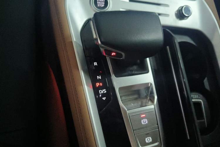 Used Audi Q6 2024 45 TFSI quattro Qiyun Edition Yulin Package 6 seats Gear Lever