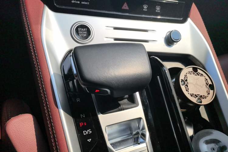Used Audi Q6 2024 50 TFSI quattro Black Warrior Edition 6-seater Gear Lever