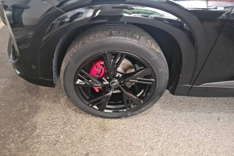 Used Audi Q6 2024 50 TFSI quattro Black Warrior Edition 6-seater Left Front Wheel Hub