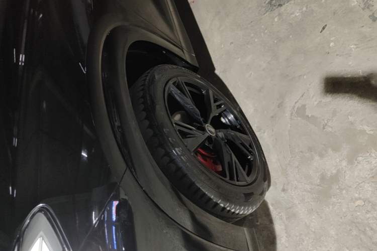 Used Audi Q6 2024 45 TFSI quattro Black Warrior Edition 6 Seats Left Front Wheel Hub