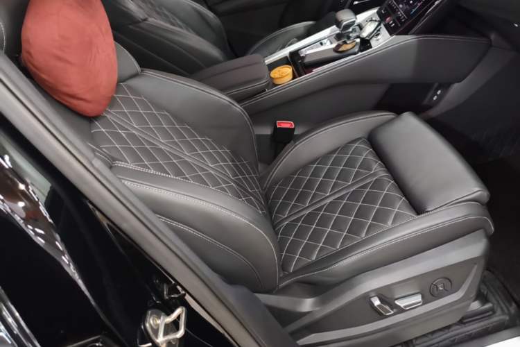 Used Audi Q6 2024 50 TFSI quattro Black Warrior Edition 6-seater Right Front Seat