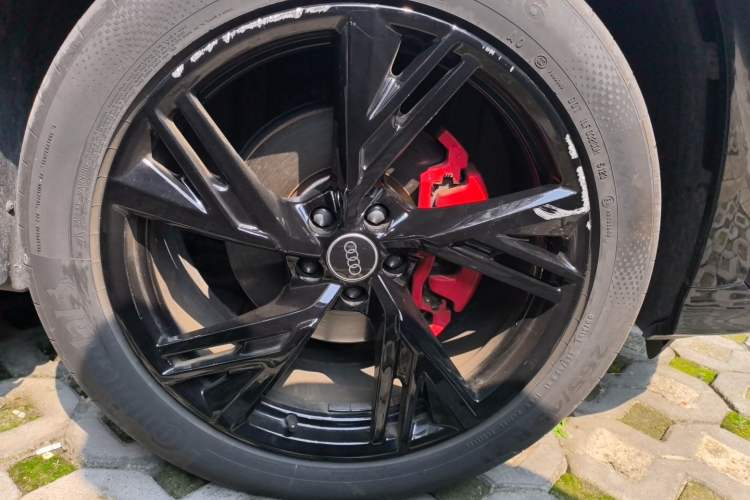 Used Audi Q6 2024 50 TFSI quattro Black Warrior Edition 6-seater Right Front Wheel Hub