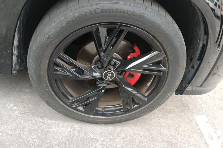 Used Audi Q6 2024 50 TFSI quattro Black Warrior Edition 6-seater Right Front Wheel Hub
