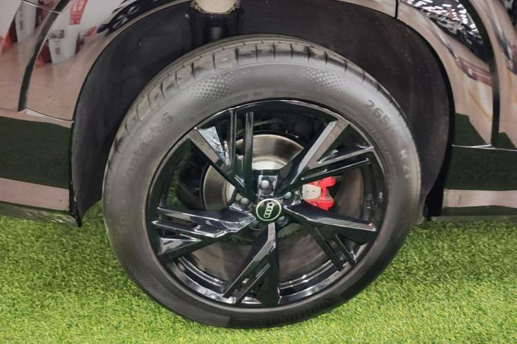 Used Audi Q6 2024 50 TFSI quattro Black Warrior Edition 6-seater Right Rear Wheel Hub
