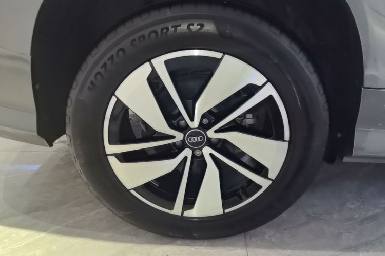 Used Audi Q6 2024 40 TFSI quattro Guanyun Edition Yulin Package 7 Seats Right Rear Wheel Hub