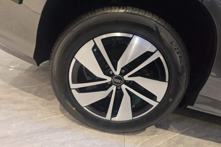 Used Audi Q6 2024 40 TFSI quattro Guanyun Edition Yulin Package 7 Seats Right Rear Wheel Hub
