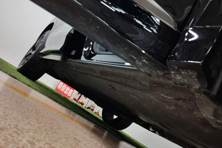 Used Audi Q6 2024 50 TFSI quattro Black Warrior Edition 6-seater Right Side Sill