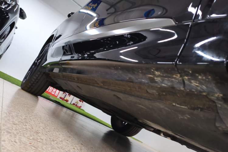 Used Audi Q6 2024 50 TFSI quattro Black Warrior Edition 6-seater Right Side Sill