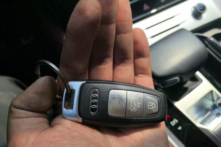Used Audi Q6 2024 50 TFSI quattro Black Warrior Edition 6-seater Vehicle Key