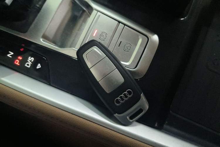 Used Audi Q6 2024 45 TFSI quattro Qiyun Edition Yulin Package 6 seats Vehicle Key