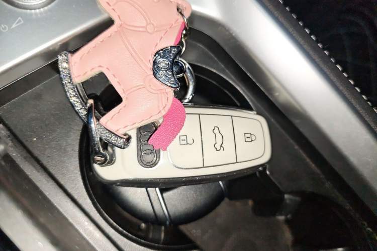 Used Audi Q6 2024 45 TFSI quattro Zhuyun Edition Flying Rider Package 6 Seats Vehicle Key