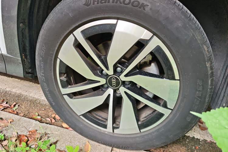 Used Audi Q6 2024 40 TFSI quattro Guanyun Edition Yulin Package 7 Seats Right Front Wheel Hub