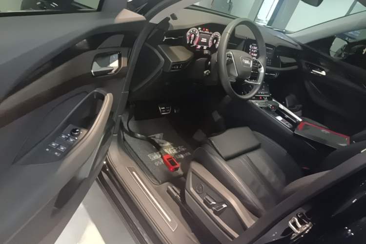 Used Audi Q6 2025 40 TFSI quattro Commemorative Edition Yulin Package 7 Seats Driver Seat