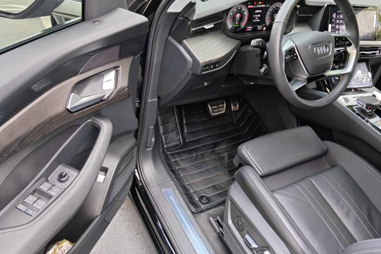Used Audi Q6 2025 40 TFSI quattro Commemorative Edition Yulin Package 7 Seats Driver Seat